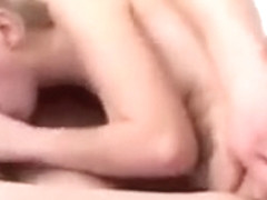 Jeune blonde bais�e dans les escaliers