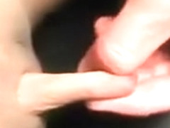 Si masturba il clitoride gigante