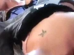 Si fa scopare da due colleghi in ufficio