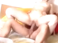 Une nana offre sa chatte pour la premi�re fois � son petit copain