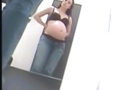 femme enceinte dans une cabine d essayage