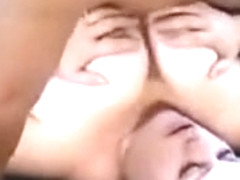 Une branlette espagnole avec �jaculation dans le cou