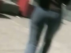 Sexy babe in tight jeans caught on candid street cam