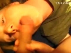 Suckn hubbys weenie during the time that playn with my wet crack