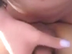 Un amateur tente la sodomie avec une femme � bite