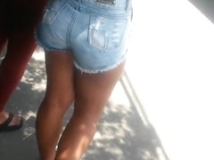 Morena gostosa ponto de onibus