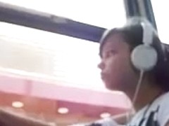 Exibindo meu pau pra novinha