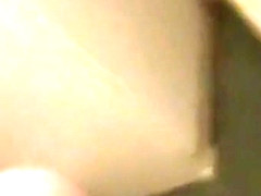 Fette Schlampe macht Pissspiele im Bad