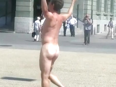 Nude man runs around a public square and gets attention