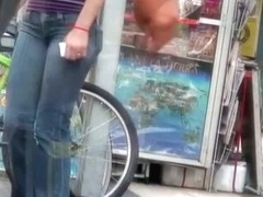 Candid street video shows a tasty ass in tight jeans.