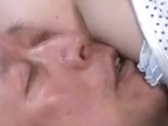 Jeune garce frotte ses nichons contre un vieux qui dort