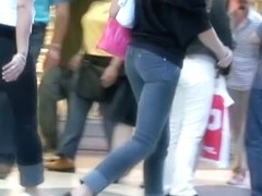 Teen asses in tight jeans showing off on candid street cam