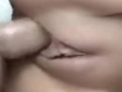 Une brune magnifique bais�e dans la salle de bain