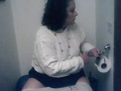 Fatty mature woman pees in front of the spy camera