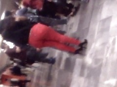 Nalgotas en pantalon apretado rojo II