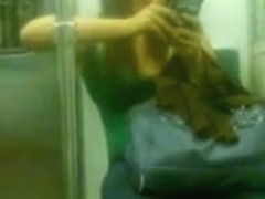 Gordita sabrosa y bonita en el metro