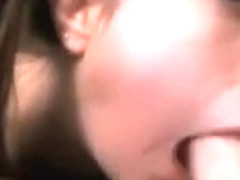 Webcam d'une nana avec des couettes qui pompe son mec