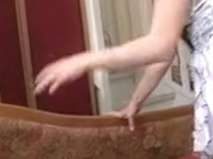 Une maman salope chauffe un ami de son fils