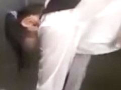 Un couple japonais baise debout sous la douche humide