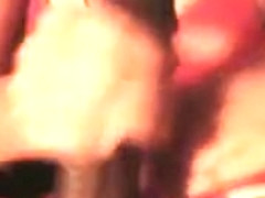 Une salope moche branle une grosse bite noire