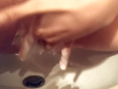 Troietta insapona la figa e squirta