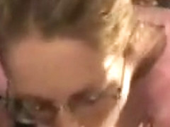 Femme de 30 ans se touche en su�ant un mec allong�e