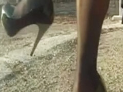 Moglie di un mio amico in auto in collant