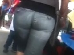 Rica nalgona de compras