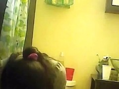 Amateur teen flashed her butt while pissing on toilet