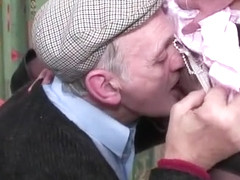 Cette salope a la chatte chaude, et Papi l’aide pour atteindre son orgasme avec un cuni, puis la.