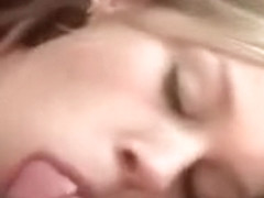 Une fille branle son mec avec un fleshlight blanc