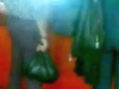 Dos maduras culonas esperando el metro