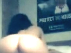 Elle se gode pendant un striptease devant son mec