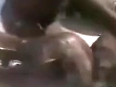 Un couple black s'�clate bien sur une plage de sable paradisiaque