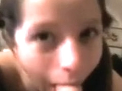 Webcam d'une nana avec des couettes qui pompe son mec