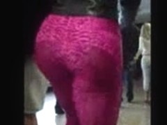 Culona en leggins rosas