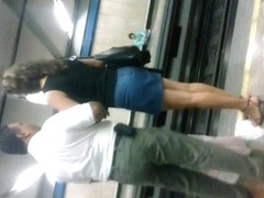 Madurita en minifalda bonitas piernas II