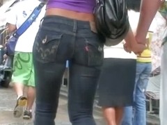 Sexy babe with kinky nice ass on street candid cam