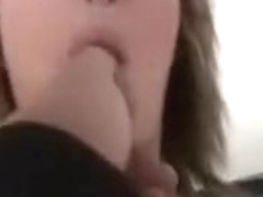 Elle exhibe son beau cul � la ferme et suce