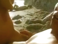 Une franaise encule par un nageur chou sur une plage