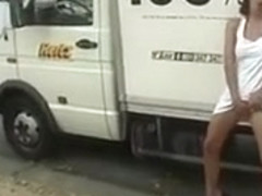 Une salope s'exhibe en pleine ville et suce sur le trottoir