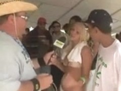 Gringa se deja apoyar