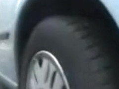 Une libertine baise un groupe d'allemands dans sa voiture