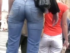 Sexy candid jeans firmly glued to a firm round ass