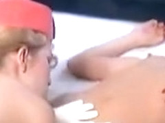 Deux belles blonde véritablement salopes se lèchent et se gode la chatte pour atteindre l'orgasm.