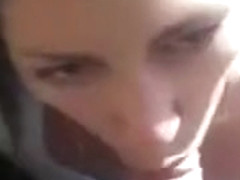 Pompino outdoor di una fidanzata diciottenne