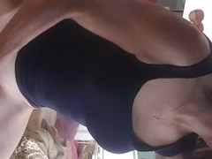 amateur se masturbe en mattant des films de cul