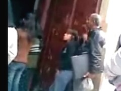 Chica se deja dar arrimones por anciano en la iglesia