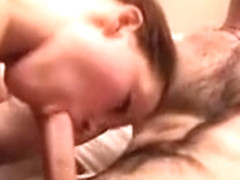 Corinne, une fille sexy brune et aux cheveux bouclés tourne la première fois dans le milieu x et.