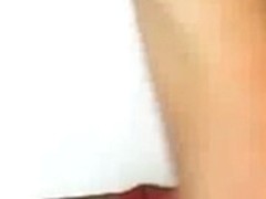 immature malgache jouant avec une gode en bois